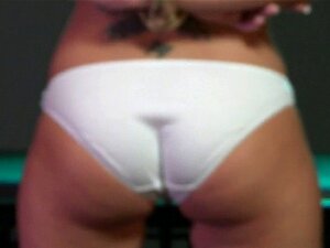 Sous gorge profonde attachée baisée dans un donjon