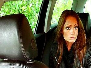 Un chauffeur de taxi piège une fille pour qu'elle le suce