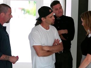 Sexe gangbang extrême avec Kinsley Eden. La mignonne petite soumise