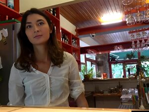 Cette serveuse lascive ne résiste pas à se masturber au café