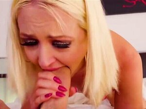 La petite blonde Zoe adore sucer des grosses couilles - Gorgée