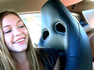 Salope se masturbe bien. Cette salope de sex-appeal adore se masturber