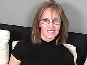 Super fraîche MILF suce la bite de deux inconnus puis reçoit du