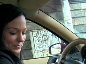 Une salope de taxi amateur ramassée suce un mec. La salope de taxi