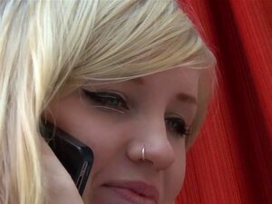 Girls Out West - Une blonde sexy a un appel téléphonique