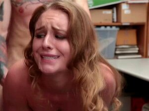 L'officier LP baise la chatte de Daisy Stones de côté. La voleuse