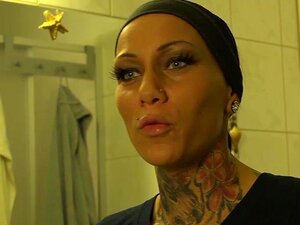 Kitty Core éjacule sur ses énormes nichons dans un film, un amateur