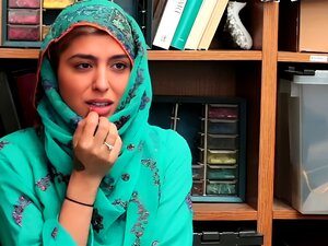 La demi-sœur du patron surprise en train de porter du hijab, une