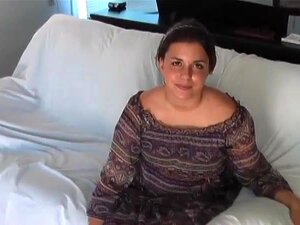 Une brune amateur ronde se fait baiser le cul durement, une adorable