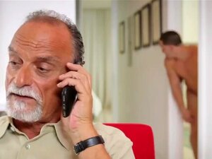 Le beau-père tatoué officiellement une putain de belle-famille