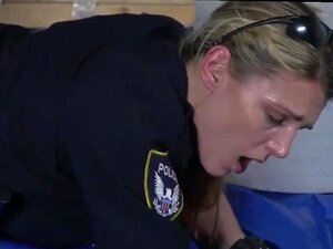 La chatte blonde s'écarte pour la première fois. Trompeur surpris en