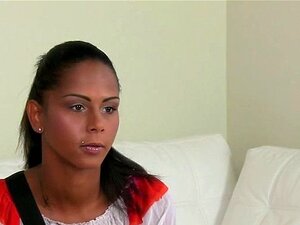 Une agente à gros seins baise des lesbiennes lors d'un casting. Une
