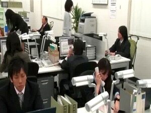 Petite salope de bureau asiatique se fait baiser