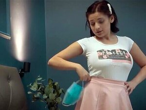 Une mignonne aux gros seins naturels se fait baiser par son