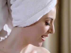 La belle-mère rousse à gros seins Lauren Phillips se fait baiser par