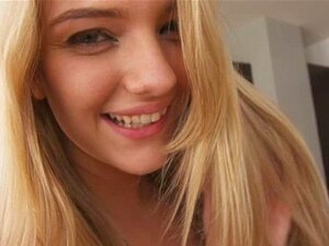 La mignonne chatte a besoin d'être jouée