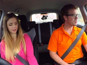 Faux prof de fac en voiture baise une mignonne à gros seins