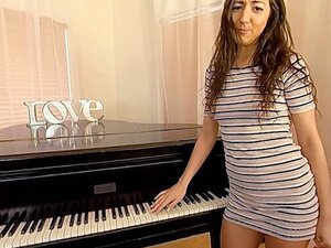 VR PORN - Une étudiante en chaleur baise son prof de piano. Ton