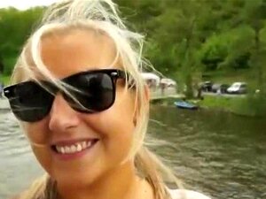 Une blonde à gros seins accepte de l'argent pour des seins exhibants