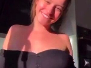 Lea Elui - seins rebondissants. Regarde Lea Elui - nichons