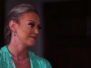 Tiffany Watson continue de déshabiller sa belle-mère Dee Williams en