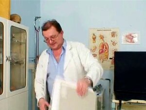 Une grand-mère avec une chatte poilue rend visite à une femme