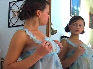 Fantasme solo avec son nouveau jouet dans des scènes de masturbation