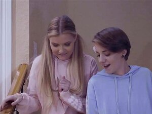 Les demi-sœurs Dakota Burns et Harlow West décident de commencer à