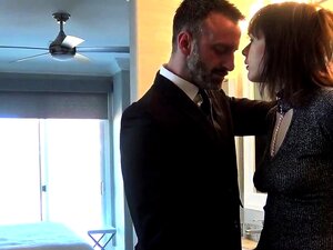 Petite soumise en lingerie fétichiste