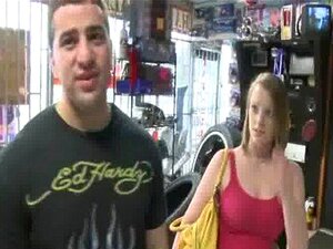 Une mignonne désespérée nue en public et baise pour payer le loyer