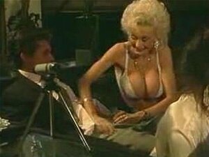 Échange de femmes sur le canapé