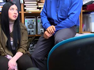 Une mignonne voleuse chopée et baisée par un officier LP. La