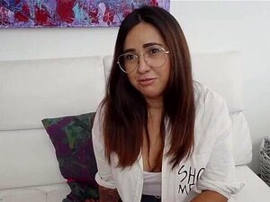 JE N'AI JAMAIS ÉTÉ BAISÉ DANS LE CUL. Andrea, bien en chair, a