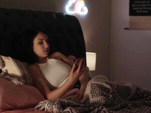 La MILF épaisse Alexis Fawx frotte sa belle-fille dans sa mignonne