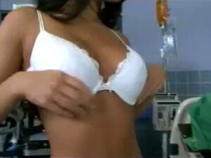 Asa Akira, infirmière sexy, éjaculation interne