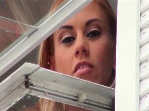 En espionnant ma voisine blonde et chaude Coco Blue.1