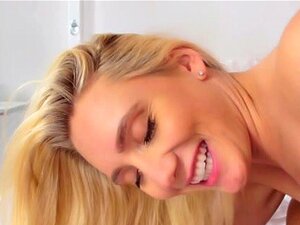 AJ Applegate & Mickey Mod dans Big-Assed AJ's Interracial Anal Joy -