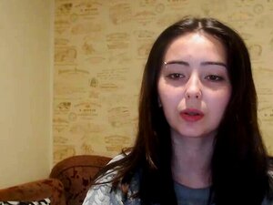 Découvrez une milf pulpeuse et brune qui libère ses désirs