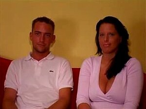 Un amateur baise en direct sur le canapé et plus encore