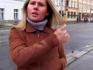La chatte poilue d'une sexy euro chaude se fait pilonner en public