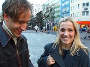 Présentation d'une jolie blonde sur la place publique