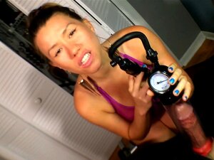 Contrôle de bite femdom : Pompe à pénis qui taquine