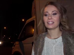 Carmel Anderson baise fort et vite en public pour du fric rapide