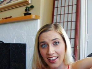 Une mignonne amateur se fait gicler. Une mignonne amateur se fait